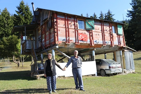 2008'de tamamlanan ev, güneş panelleriyle enerji ihtiyacını karşılıyor ve çiftin yılın çoğunu geçirdiği yer haline geldi.