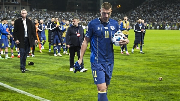Dzeko saha çevresinde omuzlarda tur attı.