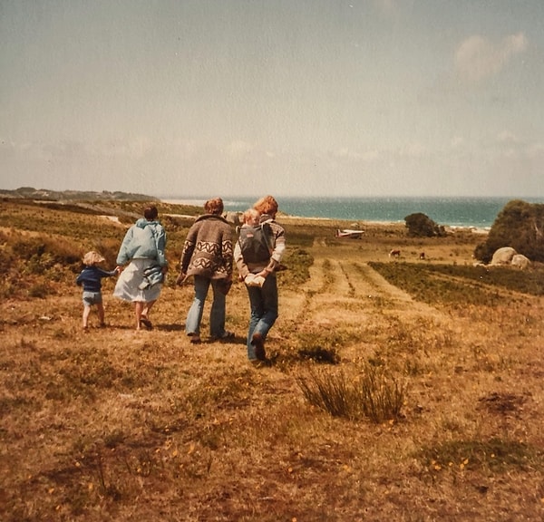 İkinci Dünya Savaşı'nda madalya alan donanma komutanı John Alliston, 1951'de ailesiyle İngiltere'den ayrılıp Three Hummock Adası'na yerleşti.