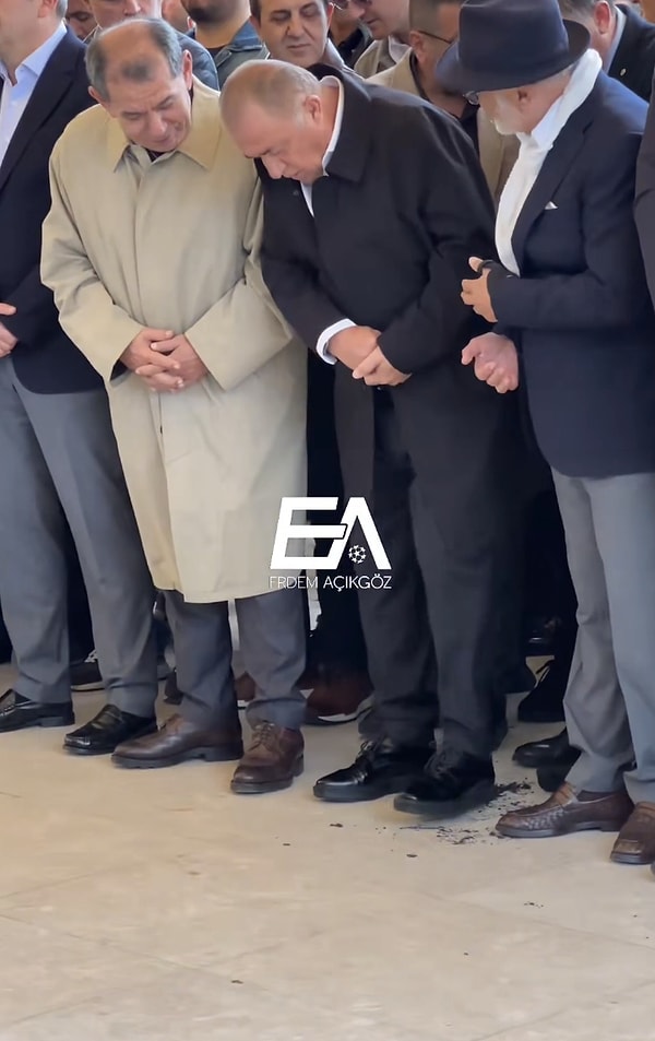 Cenaze namazında saftakiler de bu anı izlerken şaşkınlık yaşadı.