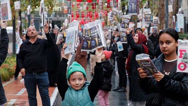 İlk kitabın ipi saat 07.00'de kopunca bekleyenler ağaçlara yöneldi, çocuklarını kaldıranlar da oldu.