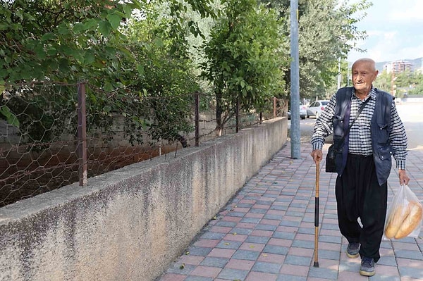 Her sabah saat 8'de evden çıkıp 4 kilometrelik yolu yürüyerek gidiyor