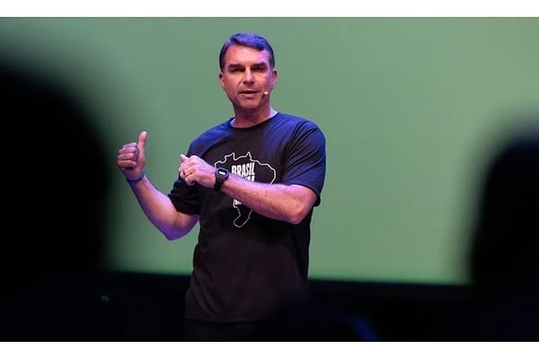Flavio Bolsonaro babasının siyasi mirasıyla yarışıyor.