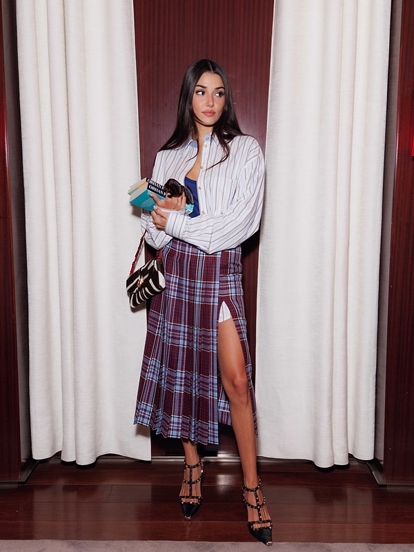 Hande Erçel'in Paris'teki son durağı Valentino defilesiydi. Bu sefer görünümüne gelen yorumlarda sosyal medya neredeyse hemfikirdi!