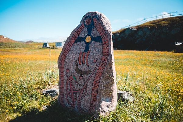 Danimarka'nın Jelling kasabasındaki runik taşlar, ülkenin pagan Viking yönetiminden Hristiyan krallığa geçişini belgeliyor.
