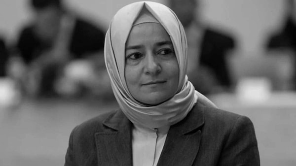 Gazeteci Taha Hüseyin Karagöz, Fatma Betül Sayan Kaya'nın bakanlık döneminde 60'a yakın özel kalem müdürü değiştirdiğini ve nedenin "geçimsizlik" olduğunu öne sürdü.