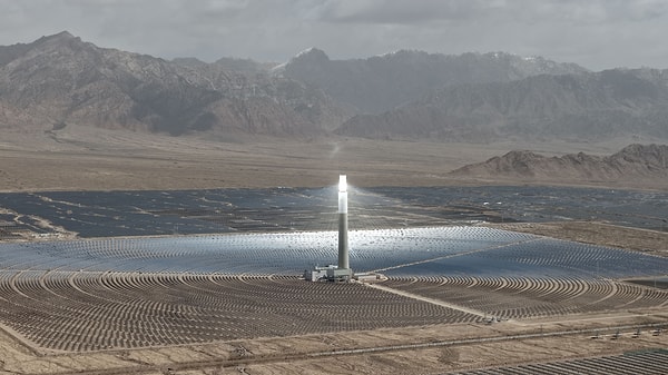 Noor kompleksi dört aşamada kuruldu ve toplamda yaklaşık 580 megavatlık bir kapasiteye ulaştı.