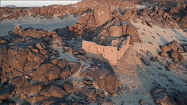 Tepedeki oymalar arasında aslan, fil, muhtemel gergedan ve sığır betimlemeleri ile sonraki dönemlere ait haçlar ve gemiler de bulunuyor.