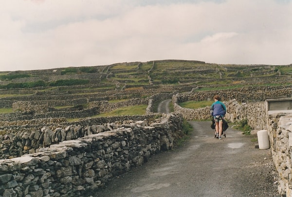 Yaklaşık 47 kilometrekarelik üç küçük adada tahminen 2 bin 400 kilometre taş duvar bulunuyor.