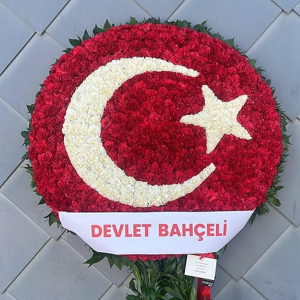 Bahçeli'nin gönderdiği çiçek, ay yıldızlı Türk bayrağı motifiyle hazırlandı