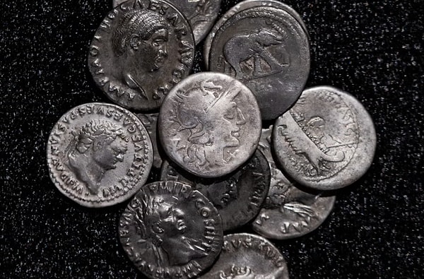 İsmine rağmen Prag ile doğrudan bir bağı bulunmayan ve yalnızca ilk kez orada keşfedildiği için bu adla anılan Kelt quinarii sikkeleri, Roma denarius'unun yarı değerine denk gelen boyut ve ağırlığı taklit ediyor.