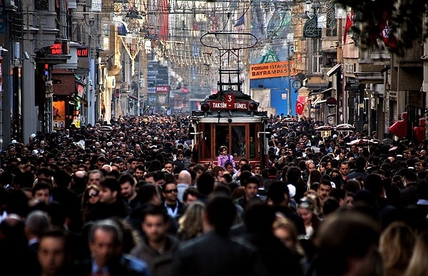Gururla ifade edebilecekleri bir özellikleri olmadığı için din ve milliyet gibi birleştirici kimliklere sırtlarını dayarlar.