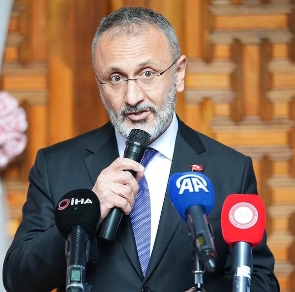 Ankara Cumhuriyet Başsavcılığı'nca Eyüpsultan Belediyesi'ne yönelik yürütülen soruşturma kapsamında Ankara Adliyesi'ndeki savcılık ifadelerinin ardından aralarında Eyüpsultan Belediye Başkanı Mithat Bülent Özmen'in de bulunduğu 17 şüphelinin tutuklama talebiyle sevk edildiği nöbetçi sulh ceza hakimliğindeki işlemleri tamamlandı.