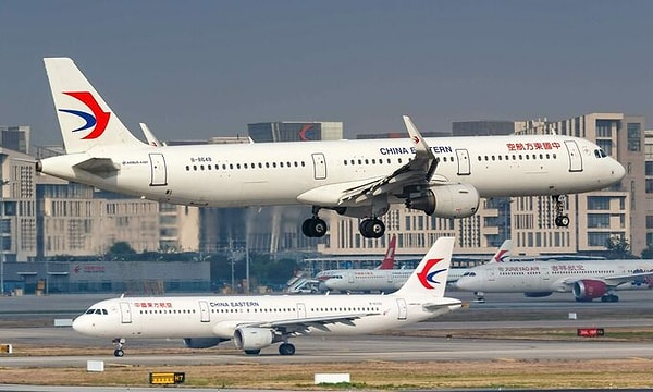 Görüntüler gündem olunca China Eastern harekete geçti: Yolcu polise bildirildi, uçuşlardan men edildi.