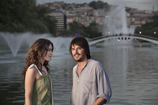2011'de 2,4 milyondan fazla seyirciye ulaşan ilk filmin hikâyesi, 15 yıl sonra Özgür'ün gözünden devam ediyor.