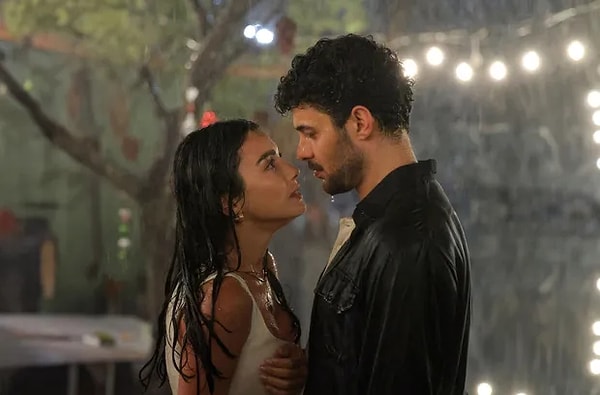Tell Me Troy'da Aras ve Bade adlı iki eski sevgilinin yolları Çanakkale'de yeniden kesişecek.