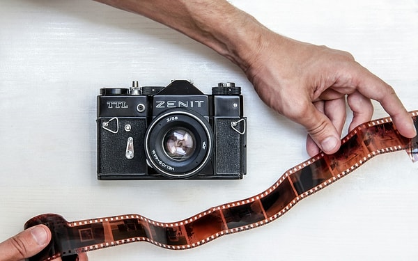 Fotoğraf filmi ve film yıkatmak için fotoğrafçıya gitmek