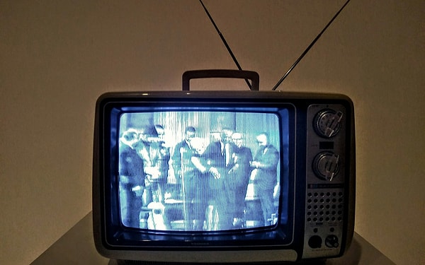 Sevdiğin programı kaçırmamak için eve koşmak