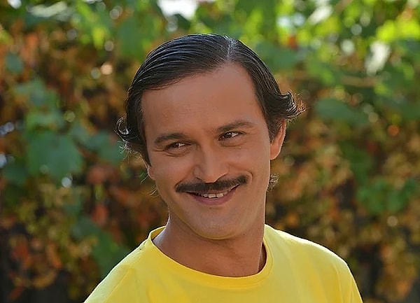 İlker Ayrık'ın canlandırdığı öğretmen Mürsel aslında Bülent Çolak için düşünülmüştü.