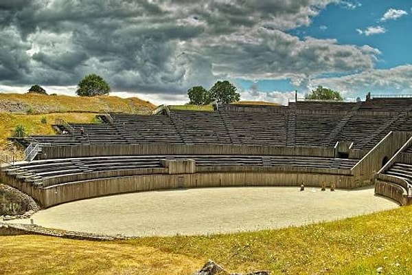 Bugün yalnızca 300 kişinin yaşadığı köyün altında, bir zamanlar 80 hektarlık geniş bir Galya-Roma kenti uzanıyordu.