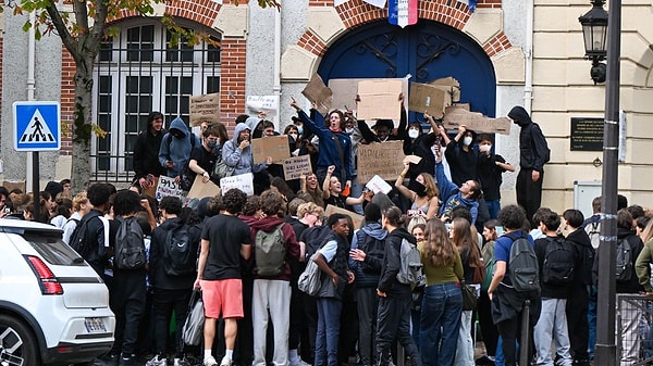Elwan, Paris'in 9. bölgesindeki Jacques-Decour Lisesi'nde okuyan bir öğrenci.