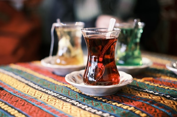 Çayın yüzeyindeki ince tabakanın sebebi kireçli su