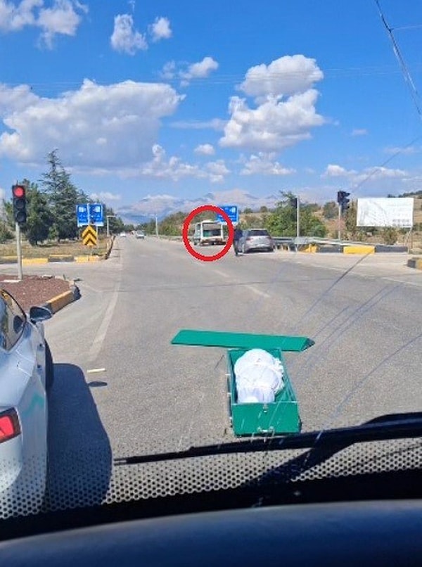 Cenaze aracının arkasından kopan tabut, kırmızı ışıkta bekleyen araçların tam önüne düştü.