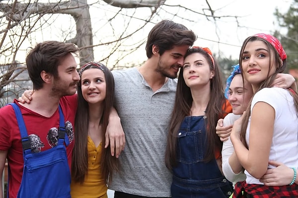 2015 yazında hayatımıza giren Güneşin Kızları, yalnızca 39 bölüm sürmesine rağmen dönemin en çok konuşulan gençlik dizilerinden biri olmayı başarmıştı.