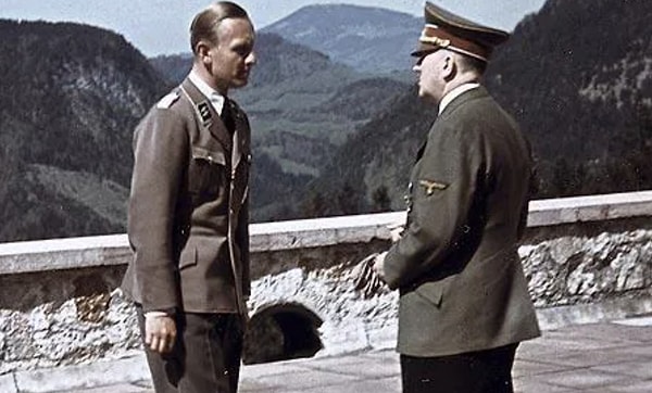 Toplantı sırasında sinek, Hitler'in omzuna ve masadaki haritaya defalarca kondu.