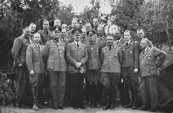 Darges, savaş yıllarında Hitler'in en yakın çevresinde yer alan isimlerden biriydi.