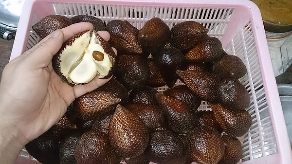 Olgun salak meyvesinin tadı elma, ananas ve muzun karışımına benzetiliyor.