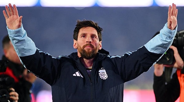 "Bu formayı 20 yılı aşkın süre giymek büyük bir gurur kaynağıydı": Messi sahanın ortasından 85 bin kişiye veda etti.