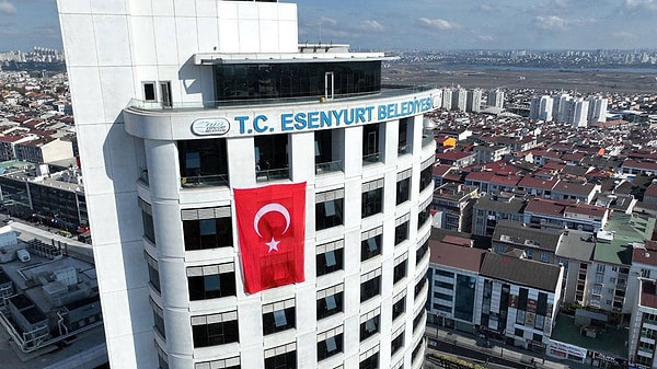 İstanbul Cumhuriyet Başsavcılığınca yürütülen soruşturma kapsamında gözaltına alınanlar arasında Esenyurt Belediye Başkan Yardımcısı Yusuf Ulutaş ile Çevre, Şehircilik ve İklim Değişikliği İl Müdürlüğü çalışanı ve eski Esenyurt Belediye Başkan Yardımcısı Ümit Ünal'ın da bulunduğu belirtildi.