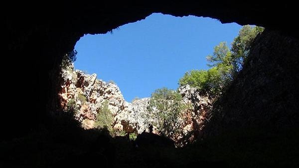 Yaklaşık 40 Kişi İplerle Tepesi Delik Obruğuna İndi