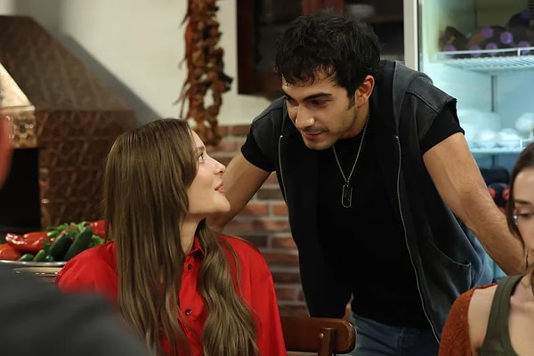 Altı Üstü İstanbul'un Emir'i ve Naz'ı ile Güneşin Doğduğu Yer'in Kenan'ı Burak Özçivit Cannes yolcusu.