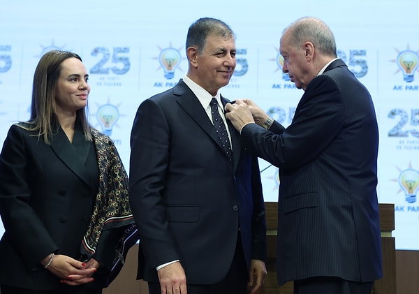 Tören öncesinde Erdoğan'ı takibe aldı, rozet takıldıktan sonra Özgür Özel'i takipten çıkardı.
