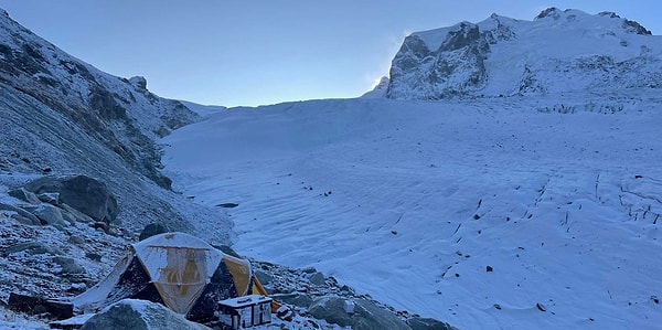 Kablo, buzulun 25 metre derinliğe kadar olan iç yapısını incelemeyi sağladı.