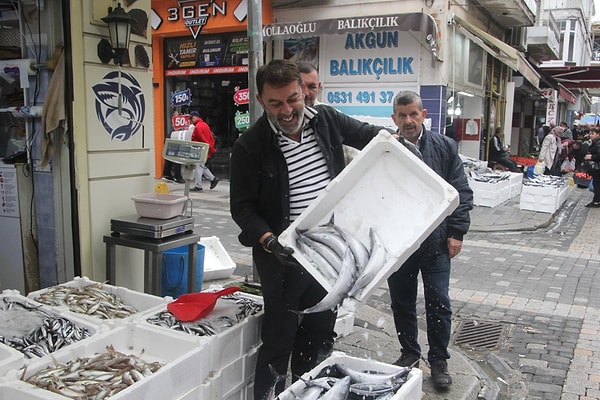Bir diğer balıkçı Gökmen Ceylan ise ilgiden memnun olduklarını ifade ederek, "Fındıktan ucuz, insanlar 20'şer tane alıyor. Palamut adeta denizden fışkırdı, halk bol bol yesin. 10 tane palamut 500 lira" dedi.