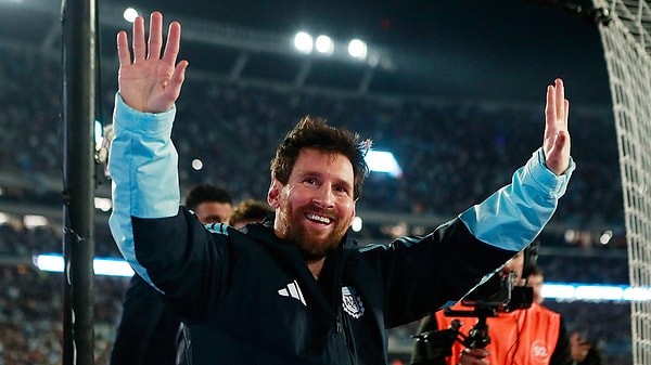 Ronaldo, Messi'nin veda paylaşımının altına yazdı: "Leo, bunca yıldır ülkeni savundun ve sonsuza dek yaşayacak bir tarih yazdın."