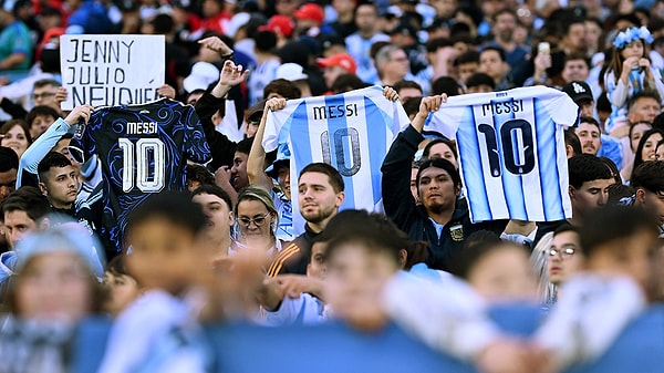 Tribünlerde 85 bin kişi, "gracias" yazılı dev bir 10 numaralı formayla Messi'ye teşekkür etti.