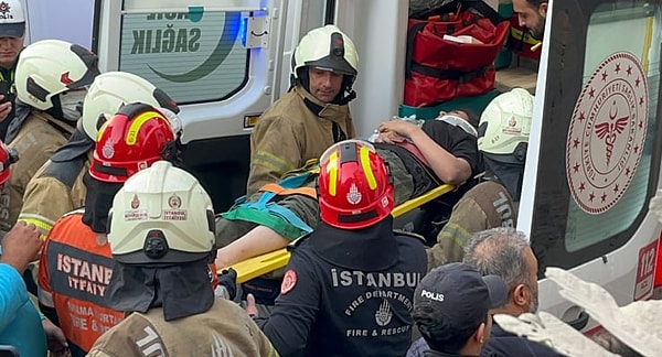 Kurtarılan bir kişi itfaiye ekiplerince sedyeyle ambulansa taşındı.