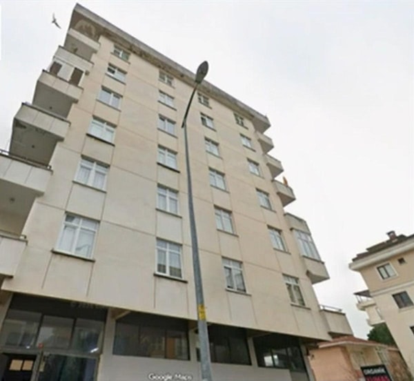 Binanın sokak cephesi dışarıdan bakıldığında sıradan bir yedi katlı apartmandan farksız görünüyordu.