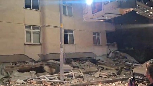 Alt 3 kat çöktü, üstteki 4 kat ise yana yatarak ayakta kaldı.