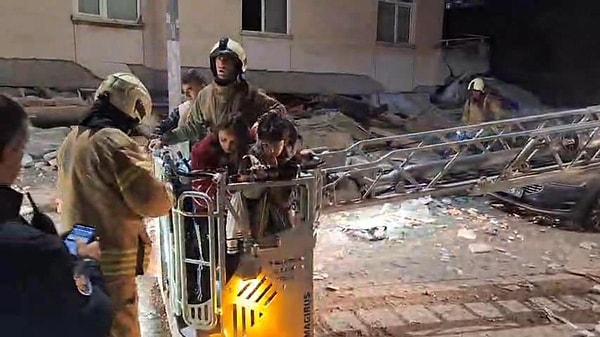 Üst katlarda mahsur kalanlar itfaiyenin merdiveniyle tek tek tahliye edildi.