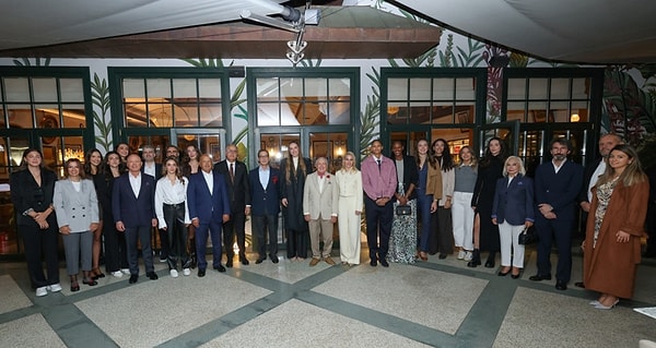 Koç Holding, Avrupa şampiyonu Filenin Sultanları'nı Abdülmecid Efendi Korusu'ndaki Telezzüz'de ağırladı.
