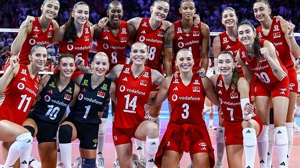 Ömer Koç, sporculara "Her şeyden önemlisi gençlere, kızlara örnek oldunuz, ilhâm verdiniz" dedi.