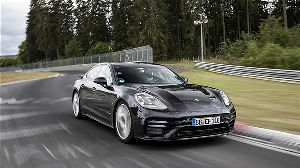 911 ve lüks SUV'lar öne çıkacak, tamamen elektrikli 718 modelleri 2028'i bekliyor.