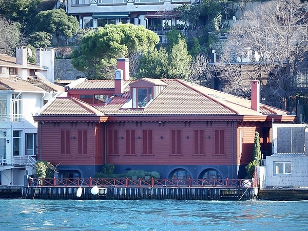 Vaniköy’de yaşanan vapur kazası, Derin Mermerci’nin yaşadığı tarihi yalıyı gündeme taşıdı.