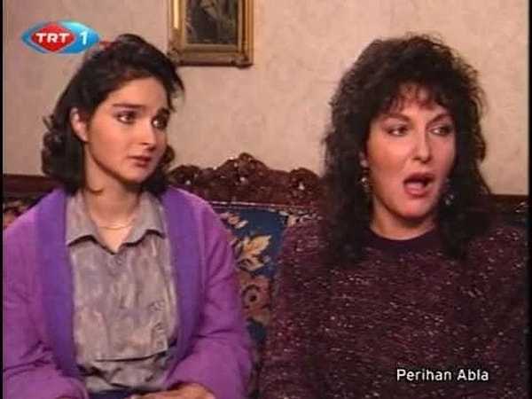 Televizyonun tek kanallı günlerinden bugüne unutulmayan öyle diziler var ki aradan neredeyse 40 yıl geçse de bir sahnesini gördüğümüzde kendimizi yeniden o yıllarda buluyoruz. Perihan Abla da onlardan biri!