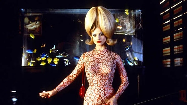 Bir kullanıcı da kadını "Mars Attacks!" filmindeki Marslı Kız'a benzetti.
